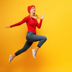 femme qui court et parait très énergique